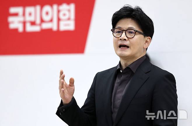[대구=뉴시스] 이무열 기자 = 한동훈 제21대 대통령 선거 국민의힘 경선 후보가 1일 대구 수성구 국민의힘 대구시당에서 열린 당직자 간담회에 참석해 발언을 하고 있다. 2025.05.01. lmy@newsis.com
