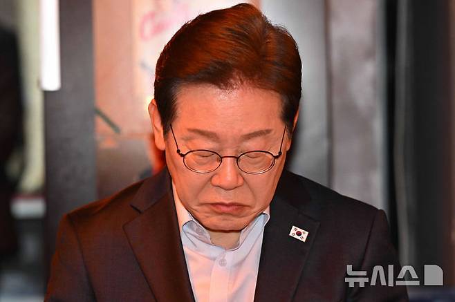 [서울=뉴시스] 조성우 기자 = 이재명 더불어민주당 대선후보가 1일 오후 서울 종로구의 한 포장마차에서 열린 배달라이더, 택배기사 등 비(非)전형 노동자들과 간담회에서 잠시 생각에 잠겨 있다. 대법원 전원합의체는 이날 이 후보에게 무죄를 선고한 원심 판결을 파기하고 사건을 서울고법으로 돌려보냈다. (공동취재) 2025.05.01. photo@newsis.com