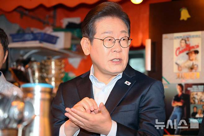 [서울=뉴시스] 조성우 기자 = 이재명 더불어민주당 대선후보가 1일 오후 서울 종로구의 한 포장마차에서 배달라이더, 택배기사 등 비(非)전형 노동자들과 간담회를 하고 있다. (공동취재) 2025.05.01. photo@newsis.com