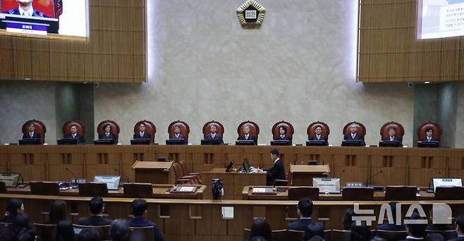 [서울=뉴시스] 사진공동취재단 = 조희대 대법원장을 비롯한 대법관들이 1일 오후 이재명 더불어민주당 대선 후보의 공직선거법 사건 전원합의체 선고를 위해 서울 서초구 대법원 대법정에 입장해 자리에 앉아 있다. 2025.05.01. photo@newsis.com