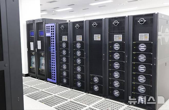 [완주=뉴시스]전라북도 완주군 소재 농촌진흥청 국립농업과학원 슈퍼컴퓨팅센터의 모습. 슈퍼컴퓨터 2호기인 '나비스'는 일반 컴퓨터 3600대가 동시에 작업하는 것과 동일한 성능을 보인다.(사진=농진청 제공)