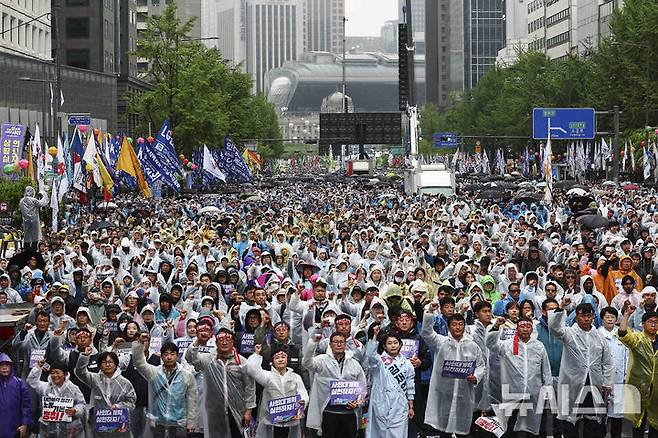 [서울=뉴시스] 김근수 기자 = 전국민주노동조합총연맹 조합원들이 1일 서울 중구 숭례문 인근에서 열린 제135회 세계노동절 대회에서 구호를 외치고 있다. 2025.05.01. ks@newsis.com