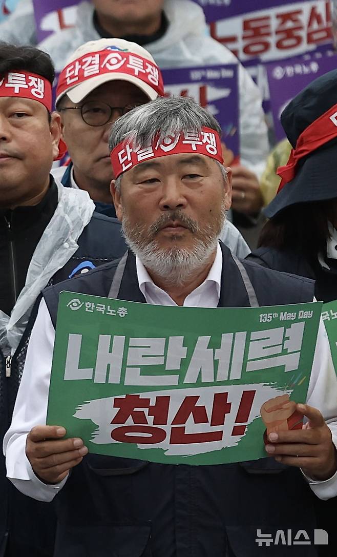 [서울=뉴시스] 김명년 기자 = 김동명 한국노총 위원장이 1일 오후 서울 종로구 경복궁 동십자각 앞에서 열린 '제135주년 세계노동절 한국노총 전국노동자대회'에서 피켓을 들고 있다. 2025.05.01. kmn@newsis.com