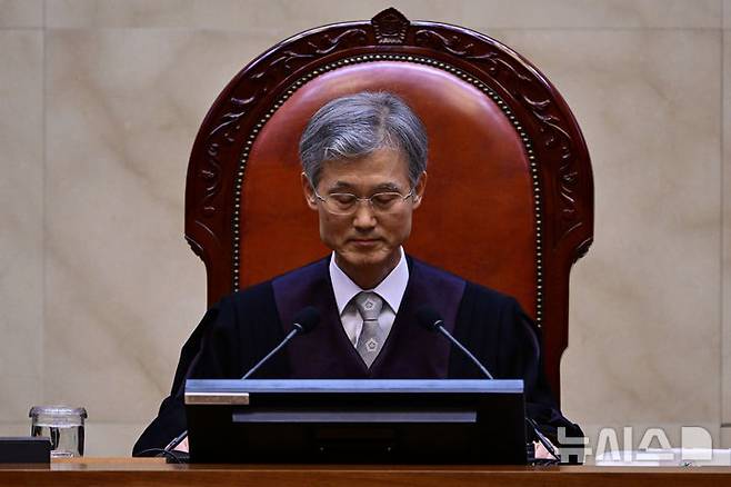 [서울=뉴시스] 사진공동취재단 = 조희대 대법원장이 1일 오후 서울 서초구 대법원 대법정에서 이재명 더불어민주당 대선 후보의 공직선거법 위반 사건 상고심 선고를 준비하며 생각에 잠겨 있다. 2025.05.01. photo@newsis.com