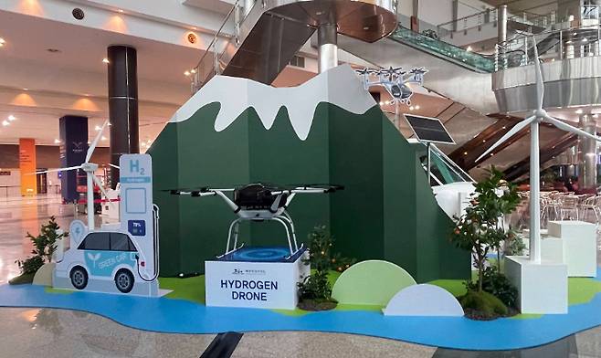 제주국제컨벤션센터 로비에 설치된 도정 홍보관. 제주도 제공