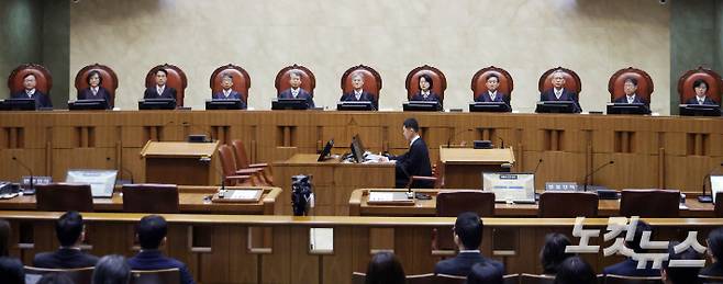 조희대 대법원장을 비롯한 대법관들이 1일 오후 더불어민주당 이재명 대선 후보의 공직선거법 사건 전원합의체 선고를 위해 서울 서초구 대법원 대법정에 입장해 자리에 앉아 있다. 사진공동취재단