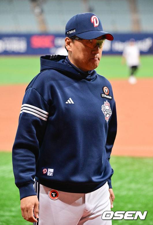 [OSEN=고척, 박준형 기자] 23일 오후 서울 고척스카이돔에서 ‘2025 신한 SOL BANK KBO리그’ 키움 히어로즈와 두산 베어스의 경기가 진행됐다.이날 키움은 김윤하를, 두산은 김유성을 선발투수로 내세웠다.경기를 앞두고 두산 이승엽 감독이 선수들의 훈련을 지켜보고 있다.    2025.04.23 / soul1014@osen.co.kr
