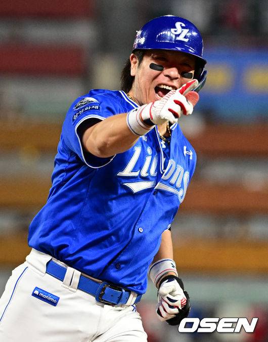 그라운드를 돌던 강민호가 다시 한 번 벤치를 가리키며 기뻐하고 있다. 2025.04.30 /cej@osen.co.kr