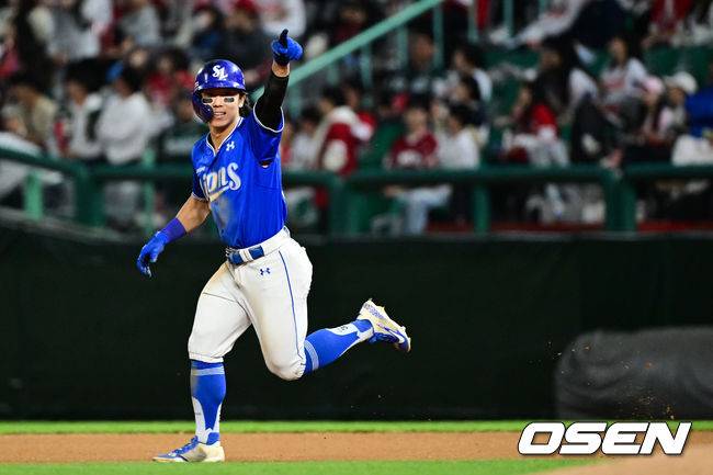 연장 10회초 삼성 김성윤이 다시 앞서가는 솔로 홈런을 날리고 있다. 2025.04.30 /cej@osen.co.kr