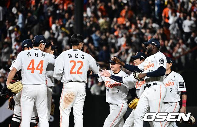 [OSEN=대전, 지형준 기자] 한화가 29일 대전 한화생명볼파크에서 열린 2025 신한 SOL Bank KBO리그 LG와의 홈경기를 3-2로 승리했다.&nbsp;경기를 마치고 한화 선수들이 승리 하이파이브를 하고 있다. 2025.04.29 /jpnews@osen.co.kr