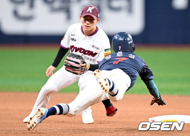 [OSEN=고척, 이대선 기자] 1일 오후 서울 고척스카이돔에서 2025 신한 SOL Bank KBO리그 키움 히어로즈와 롯데 자이언츠의 경기가 열렸다.키움은 조영건, 롯데는 데이비슨을 선발 투수로 내세웠다.8회초 1사 1루에서 롯데 장두성이 도루에 성공하고 있다. 2025.05.01 /sunday@osen.co.kr