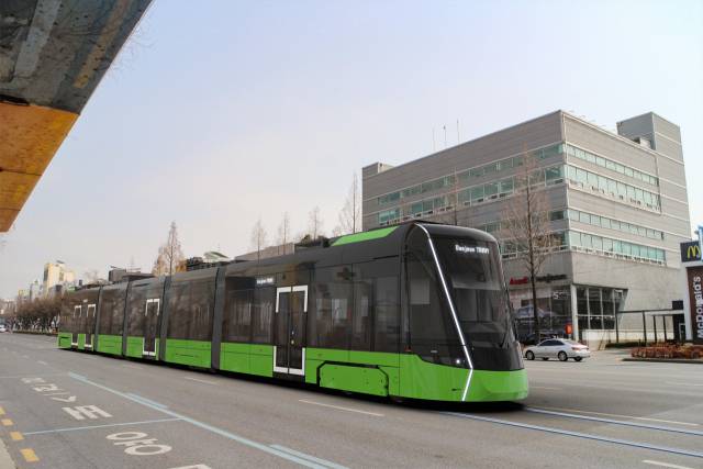 ▲대전시가 국토교통부 주관 '2026년 수소교통 복합기지 구축사업' 공모에 최종 선정됐다. 한밭대로를 지나는 트램 이미지 ⓒ대전시