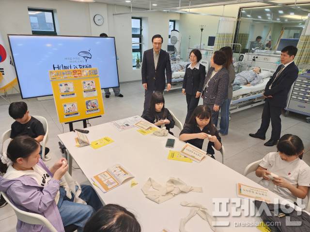 ▲1일 의정부공유학교 올래캠퍼스에서 임태희 경기도교육감과 원순자 의정부교육지원청 교육장이 ‘너랑 나랑 건강 레벨업’ 공유학교 프로그램을 지켜보고 있다. ⓒ프레시안(전승표)