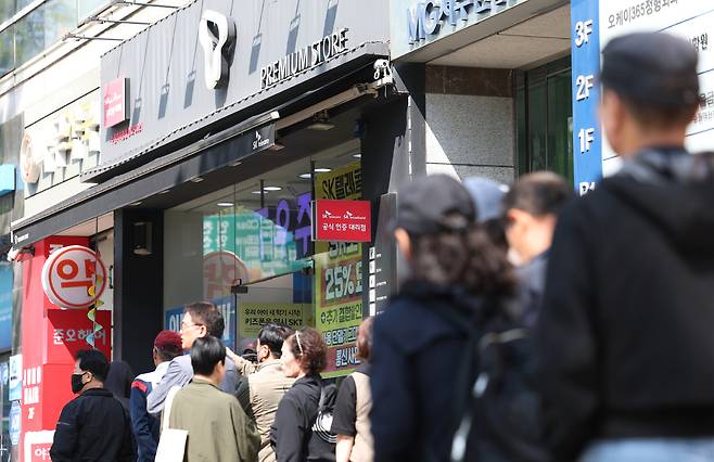 SK텔레콤 유심 교체를 위해 길게 줄 선 시민들. 1일 경기도 수원 시내 한 SK텔레콤 공식 대리점 앞에 시민들이 유심(USIM) 무료 교체를 위해 줄을 서고 있다. SKT 해킹 사태 이후 유심 정보 유출 우려가 커지면서 전국 대리점마다 교체 수요가 폭증하고 있다. 뉴스1