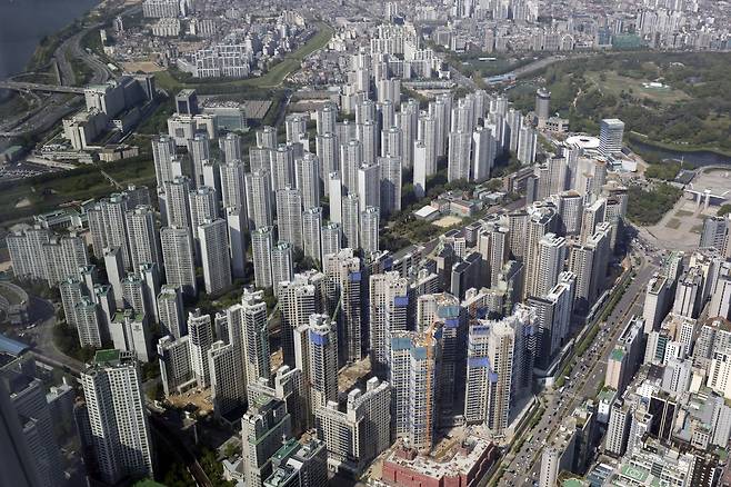 서울 시내 아파트 단지 전경. 서울시는 최근 부모로부터 시세보다 현저히 낮은 가격에 아파트를 매수한 사례 등 이상 거래 70건을 적발하고 정밀조사에 착수했다고 1일 밝혔다. 뉴시스