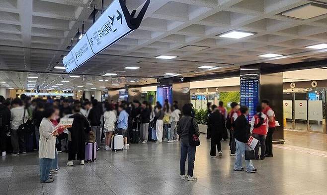 30일 제주국제공항 국내선 도착 대합실이 관광객들로 붐비고 있다.&nbsp;