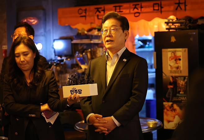 이재명 더불어민주당 대선후보가 1일 오후 서울 종로구의 한 포장마차에서 열린 비전형 노동자 간담회를 마친 뒤 대법원이 공직선거법 위반과 관련한 2심 판결을 파기 환송한데 대한 취재진 질문에 답하고 있다. 공동취재