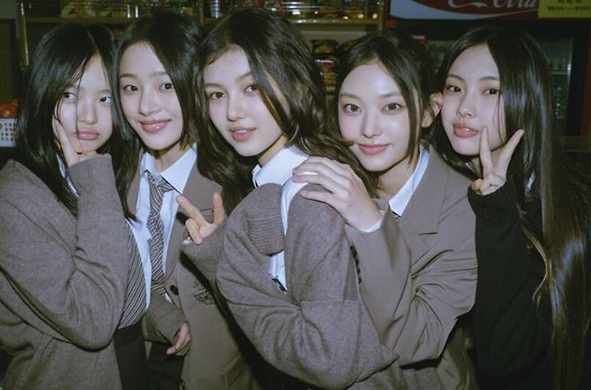 뉴진스의 공동숙소에 수차례 불법 침입하고 물건을 훔친 20대 남성 사생팬이 재판에 넘겨졌다. 어도어 제공