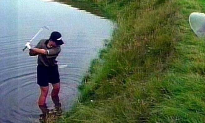 박세리가 1998년 US여자오픈 연장전 18번 홀에서 두 발을 물에 담근 채 샷을 날리고 있다. 세계일보 자료사진