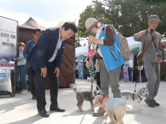 박준희(왼쪽 첫 번째) 서울 관악구청장이 지난해 ‘동물과의 공존 한마당’ 축제에서 참가자와 인사하고 있다. 관악구 제공