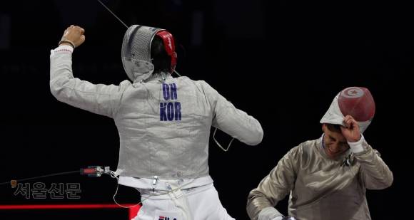 지난해 7월 프랑스 파리 그랑 팔레에서 열린 파리올림픽 펜싱 남자 사브르 결승전에서 오상욱(왼쪽)이 튀니지의 페르자니를 상대로 금메달을 확정 짓는 공격에 성공한 뒤 환호하고 있다. 서울신문 DB