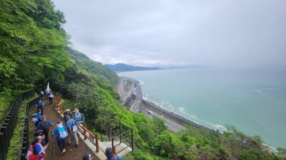 조선통신사 한일 우정 걷기 일행단이 시즈오카현 삿타고개를 넘고 있다.  한국체육진흥회 제공