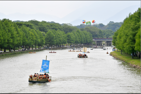 2024년 5월 열린 담양 대나무축제장에서 관광객들이 대나무로 만든 카누를 타며 즐기고 있다. (담양군 제공)