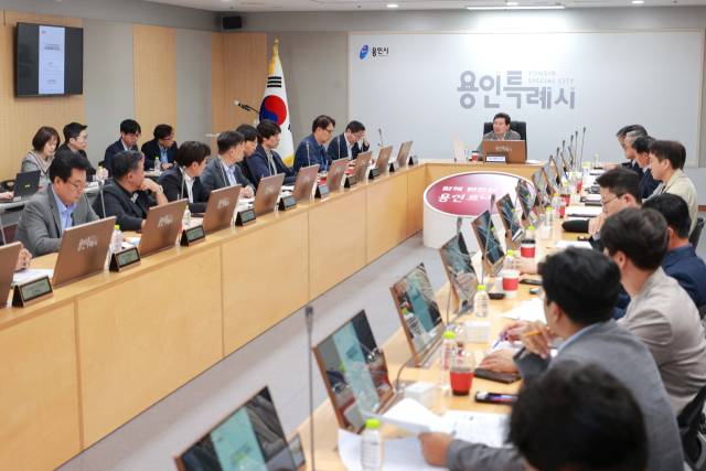 이상일 용인시장이 30일 시민프로축구단 창단준비위원회 회의를 주재하고 있다. 사진 제공 = 용인시