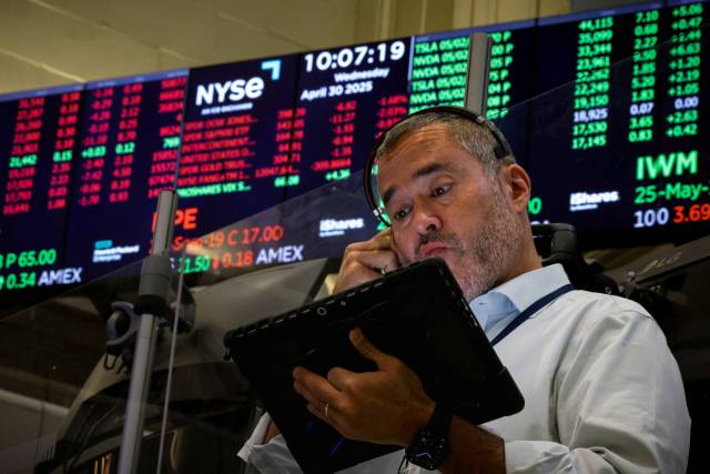 30일(현지 시간) 미국 뉴욕 뉴욕증권거래소에서 한 트레이더가 업무를 보고 있다. 로이턴연합뉴스