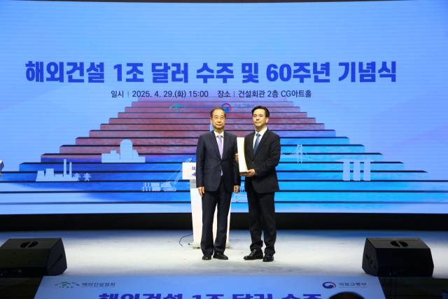 한덕수(왼쪽) 대통령 권한대행 국무총리와 이한우 현대건설 대표가 29일 서울 강남구 건설회관에서 열린 '해외건설 1조 달러 수주 및 60주년 기념식’에서 기념 촬영을 하고 있다. 사진 제공=현대건설