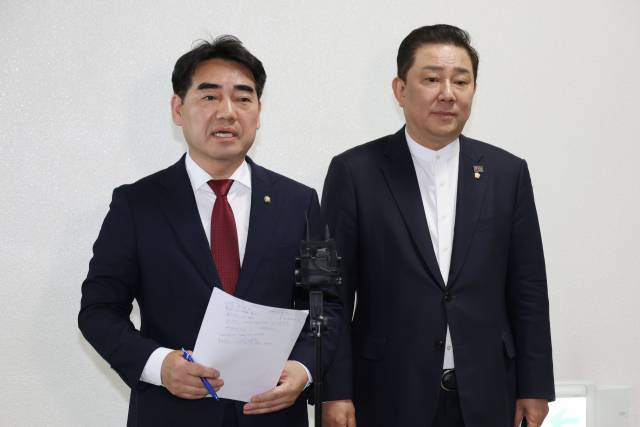 국회 정보위 소속 이성권(왼쪽) 국민의힘 의원과 김병기 더불어민주당 의원이 지난달 30일 오전 서울 여의도 국회에서 정보위원회 비공개 간담회를 마치고 브리핑을 하고 있다. 뉴스1