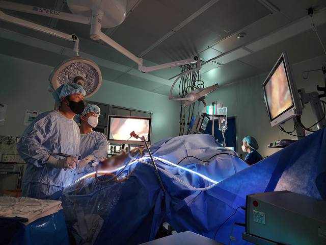 이성배 인천세종병원 비만대사수술센터장이 수술을 하고 있다. 사진제공=인천세종병원