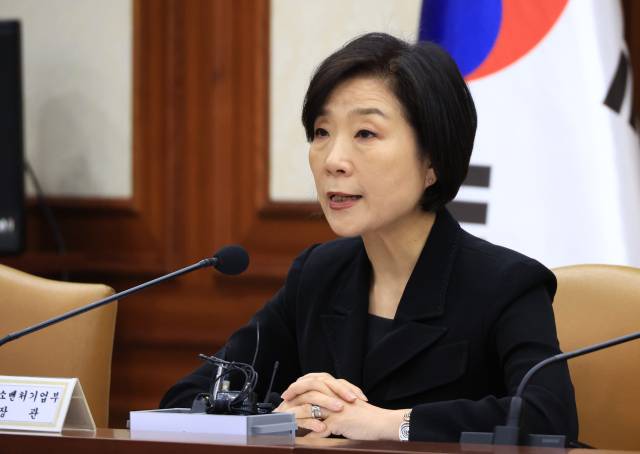 오영주 중소벤처기업부 장관이 1일 서울 종로구 정부서울청사에서 열린 경제관계장관회의 겸 산업경쟁력강화 관계 장관회의에서 발언하고 있다.연합뉴스