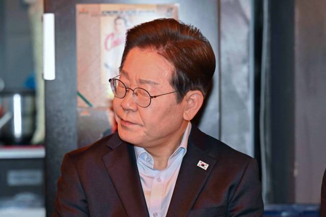 더불어민주당 이재명 대선 후보가 1일 서울 종로구의 한 포차 식당에서 배달 라이더, 택배 기사 등 비(非)전형 노동자들과의 간담회에 참석하고 있다. 사진공동취재단