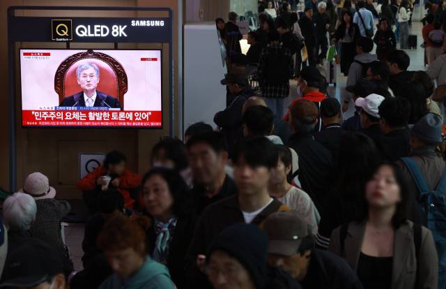 1일 서울역에서 시민들이 더불어민주당 이재명 대선 후보 공직선거법 사건에 대한 대법원 판결 생중계를 보고 있다.연합뉴스
