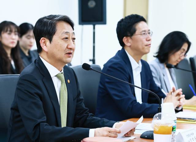 안덕근 산업통상자원부 장관이 지난달 30일 서울 여의도 전력기반센터 대회의실에서 열린 '제3차 산업위기대응심의위원회'를 주재하고 있다. 사진제공=산업