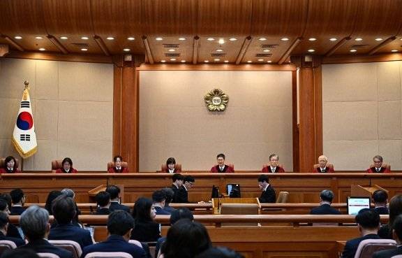 4월 4일 문형배 헌법재판소장 직무대행이 윤석열 대통령에 대한 탄핵심판 선고 결정문을 읽고 있다. 뉴시스