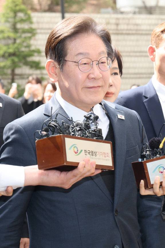 3월 26일 이재명 당시 더불어민주당 대표가 서울 서초구 서울고등법원에서 열린 공직선거법 위반 혐의 항소심 선고 공판에 출석하고 있다. 뉴스1&nbsp;