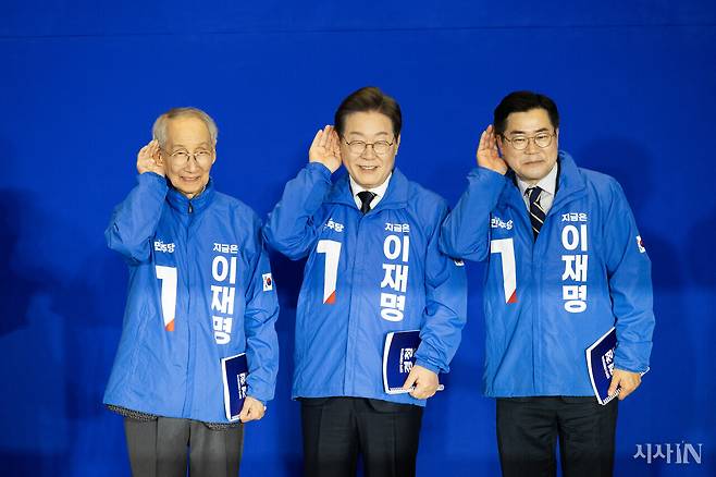 더불어민주당 이재명 대선 후보와 윤여준 상임총괄선대위원장, 박찬대 총괄선대위원장이 4월30일 서울 여의도 국회의원회관에서 열린 더불어민주당 제21대 대통령선거 '진짜 대한민국' 중앙선거대책위원회 출범식에서 경청하겠다는 의미의 손 동작을 하고 있다. ⓒ시사IN 박미소