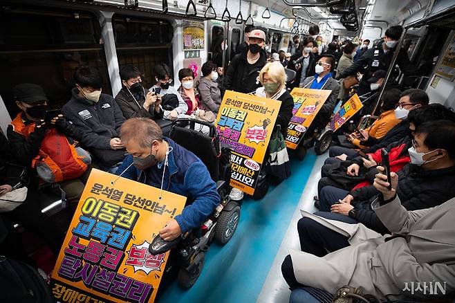 전국장애인차별철폐연대가 2022년 3월29일 오전 경복궁역에서 출발해 혜화역까지 가는 ‘제26차 출근길 지하철을 탑니다’를 진행했다 ⓒ시사IN 신선영