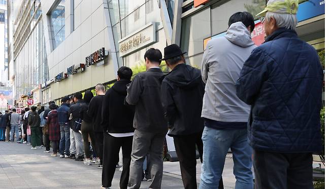 SK텔레콤이 유심 무상 교체 서비스를 시작한 4월28일 서울 시내 한 SKT 대리점 인근에서 시민들이 유심 교체를 위해 줄을 선 채 차례를 기다리는 모습 ⓒ연합뉴스