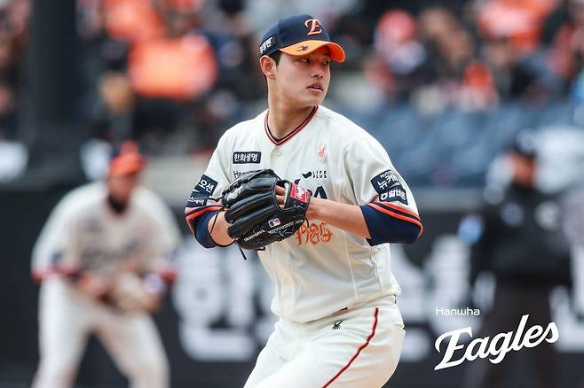 한화 문동주는 오는 2일 광주-기아챔피언스필드에서 열리는 KIA전에 팀 선발투수로 등판할 예정이다. 고교시절부터 라이벌 관계를 형성한 김도영과의 ‘진검승부’가 기다리고 있다. 문동주는 “(김)도영이와 승부는 재밌을 것”이라며 기대감을 표했다. 사진제공｜한화 이글스