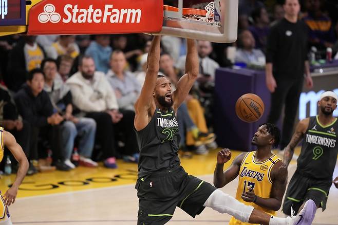 미네소타 루디 고베어(가운데)가 1일(한국시간) 크립토닷컴 아레나에서 열린 LA 레이커스와 PO 1라운드 5차전 도중 투 핸드 덩크슛을 넣은 뒤 포효하고 있다. 미네소타는 이날 승리로 시리즈 전적 4승1패를 마크해 PO 2차전에 진출했다. LA｜AP뉴시스