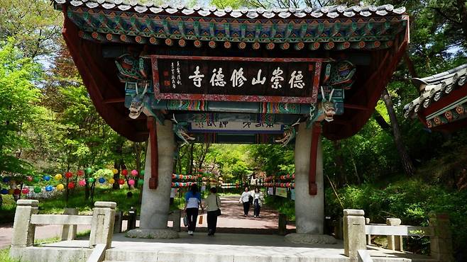 예산 수덕사 입구. 백제시대인 6세기경 창건해 1500년 가까운 역사를 지닌 고찰로 예산군 제1경으로 꼽힐 정도로 멋진 경관을 자랑한다      충남｜김재범 기자 oldfield@donga.com