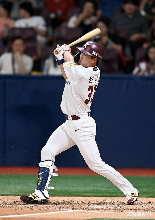 키움 원성준은 입단 전 야구 예능 프로그램을 통해 먼저 존재를 알렸지만, 지금은 당당한 키움의 일원으로 인정받길 원한다. 1일에도 “키움 원성준으로 불리고 싶은 마음이 컸기에 더 많이 노력했다”고 털어놓았다.