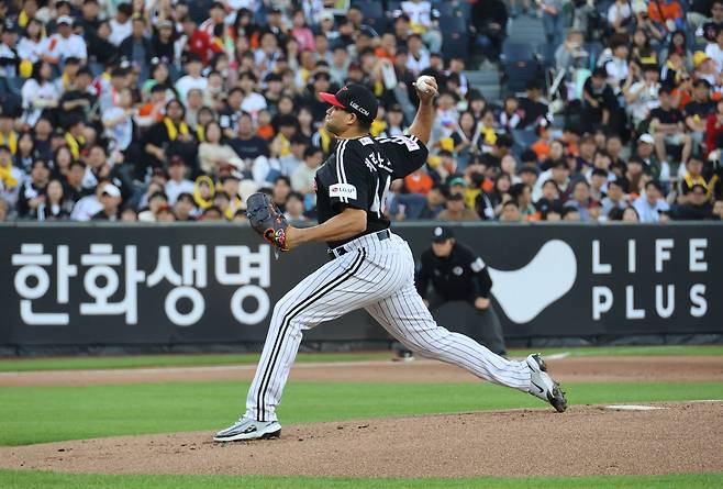 LG 요니 치리노스가 지난달 30일 대전 한화전에 선발 등판해 역투하고 있다. 연합뉴스