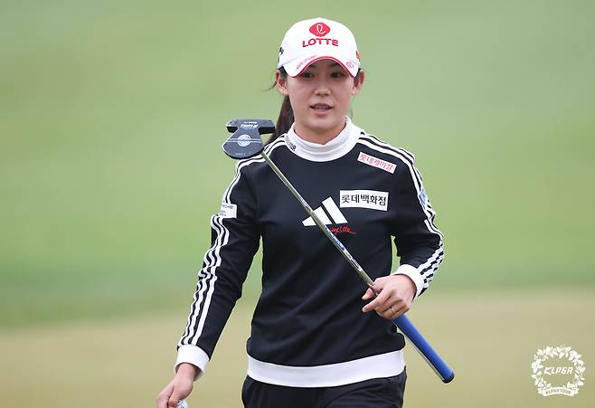 황유민이 1일 경기도 양주 레이크우드cc에서 열린 제47회 KLPGA 챔피언십 1라운드 18번홀에서 파세이브로 홀아웃하며 밝은 표정을 짓고 있다. |KLPGA 제공