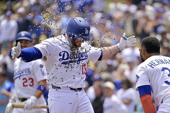 ▲ 맥스 먼시는 1일(한국시간) 미국 캘리포니아주 로스앤젤레스 다저스타디움에서 열린 2025 메이저리그 마이애미 말린스와 경기에서 0-0으로 맞선 2회 솔로 홈런을 터뜨렸다. 다저스 선수들은 더그아웃에서 해바라기씨로 먼시의 첫 홈런은 축하했다. ⓒ연합뉴스