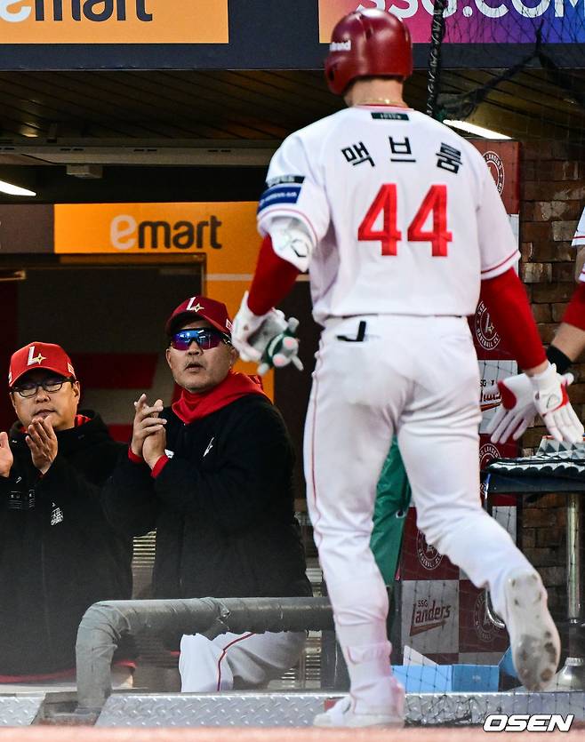 홈런을 치고 더그아웃으로 향하는 맥브룸(오른쪽)과 박수로 반기는 이숭용 감독.