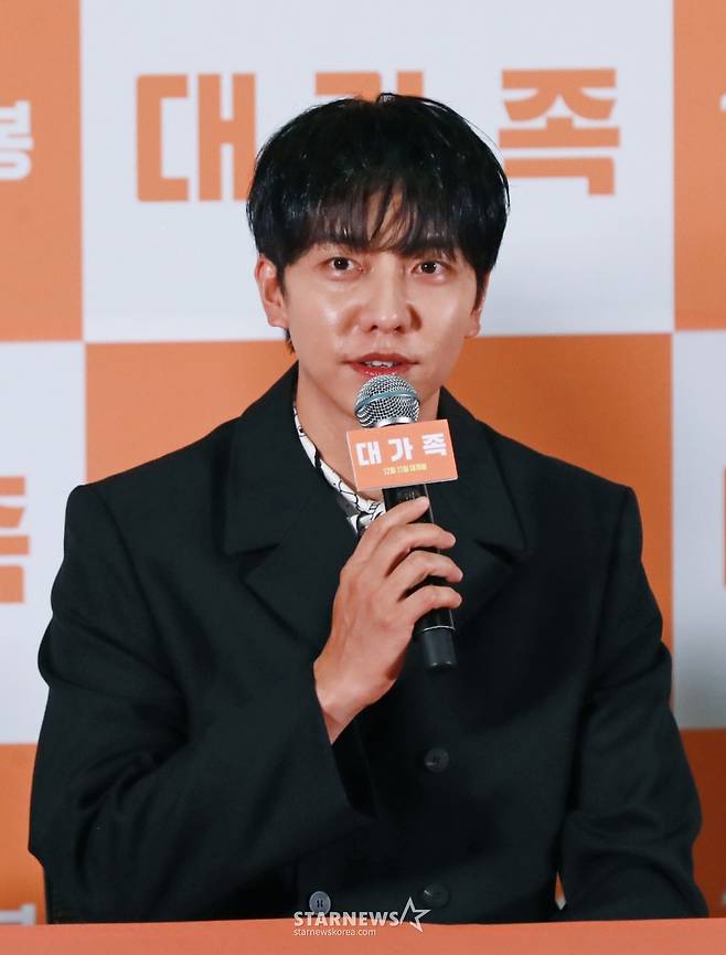 배우 이승기가 21일 오후 서울 송파구 롯데시네마 월드타워점에서 진행된 영화 '대가족'(감독 양우석) 언론배급시사회 및 기자간담회에 참석해 질문에 답하고 있다. /2024.11.21 /사진=이동훈 photoguy@